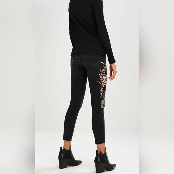 Abercrombie & Fitch Black Floral Embordiary Ankle Cropped Jeans - Picture 4 of 9